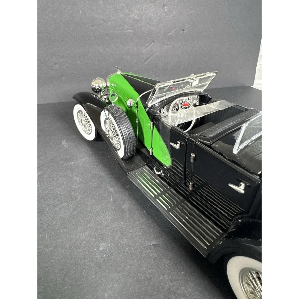 1934 Duesenberg Convertible Green Black 1:18 Signature Models Diecast Car